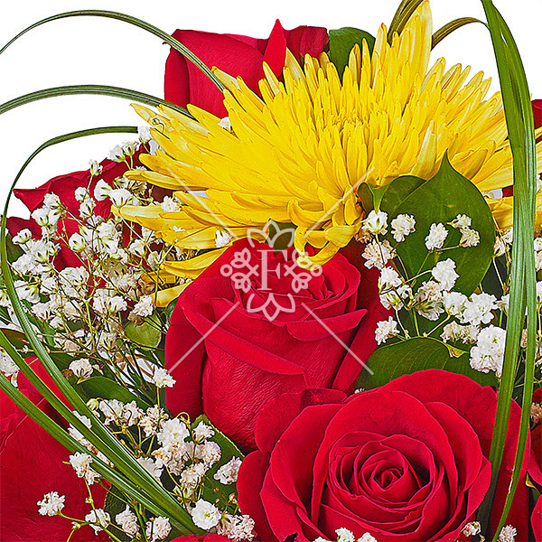 Яркое впечатление - букет из роз и хризантем